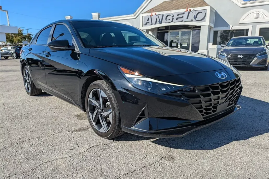 2023 Hyundai Elantra SEL photo 1