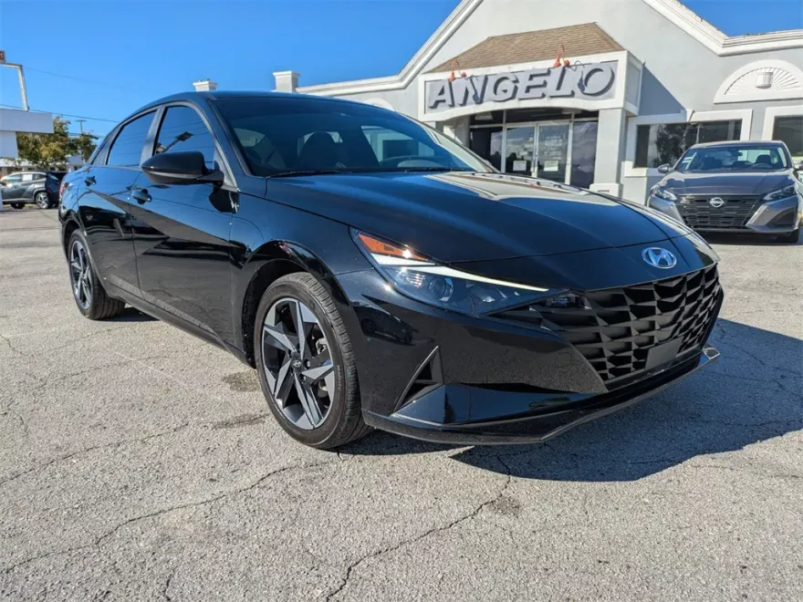 2023 Hyundai Elantra SEL photo 1