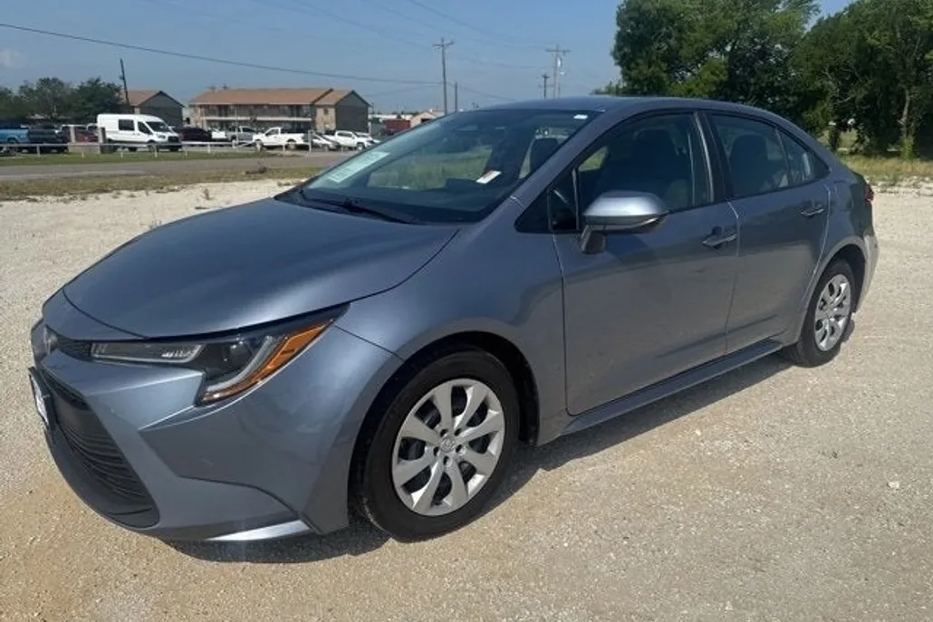 2023 Toyota Corolla LE photo 1