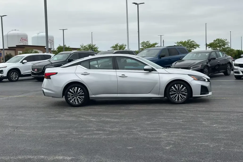 2023 Nissan Altima 2.5 SV photo 1
