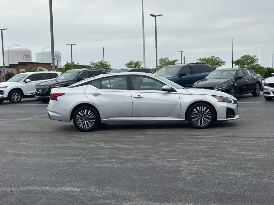 2023 Nissan Altima 2.5 SV photo 1