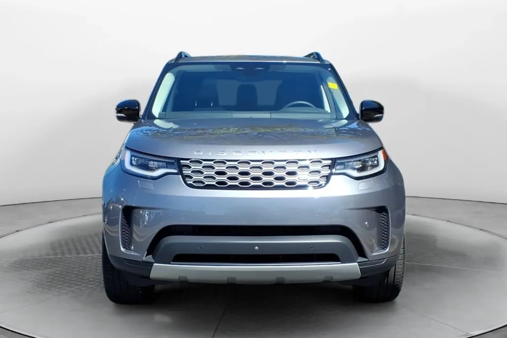 2024 Land Rover Discovery P300 S photo 1