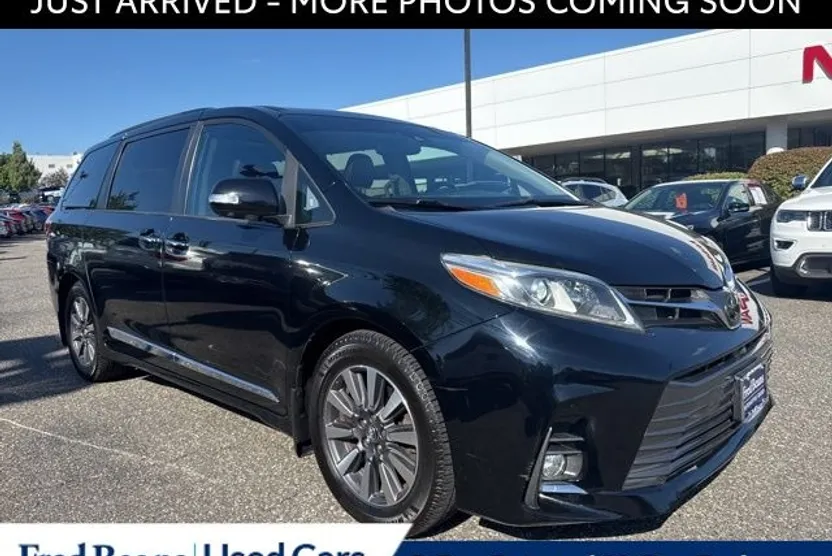 2019 Toyota Sienna Limited Premium photo 1