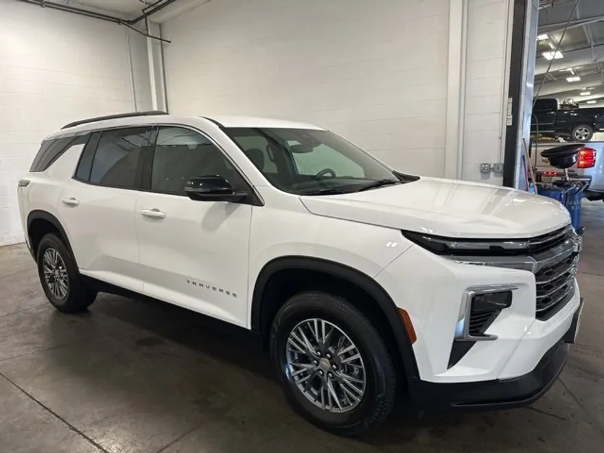 2025 Chevrolet Traverse photo 1