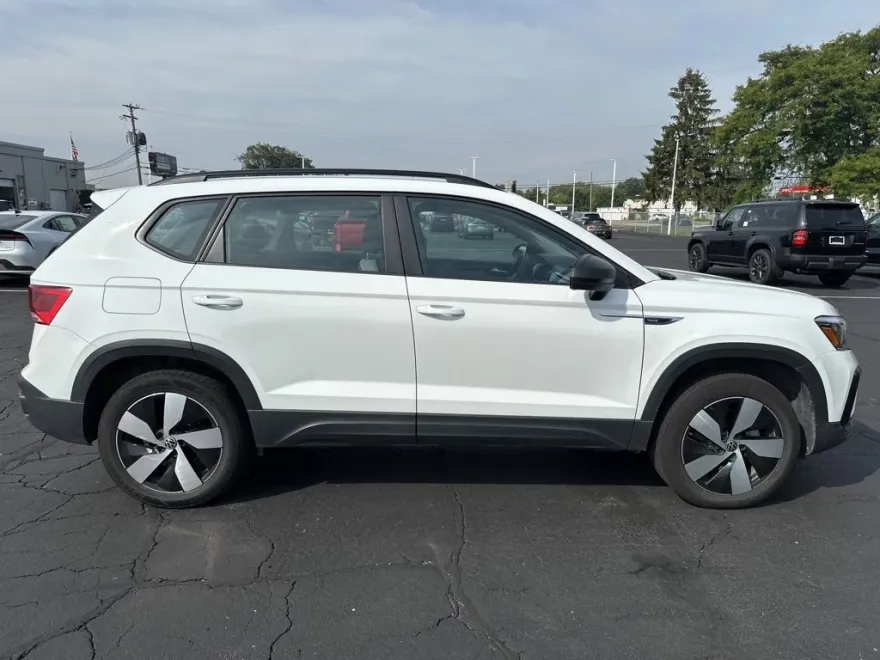 2023 Volkswagen Taos S photo 1