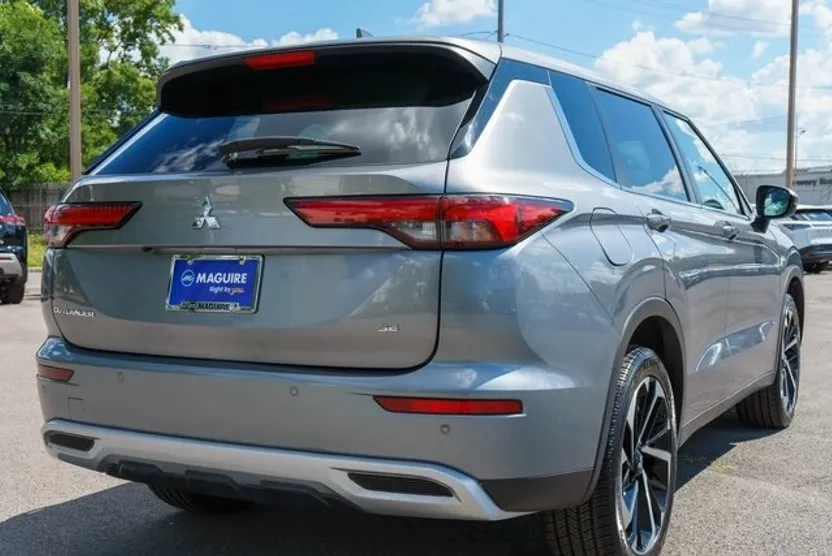 2023 Mitsubishi Outlander SE photo 1