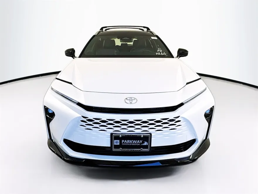 2025 Toyota Crown Signia Limited photo 1
