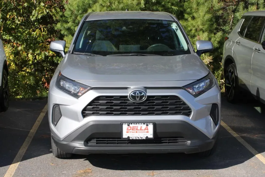 2022 Toyota RAV4 LE photo 1