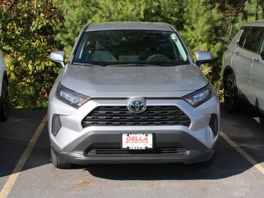2022 Toyota RAV4 LE photo 1