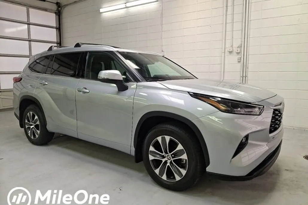 2022 Toyota Highlander XLE photo 1