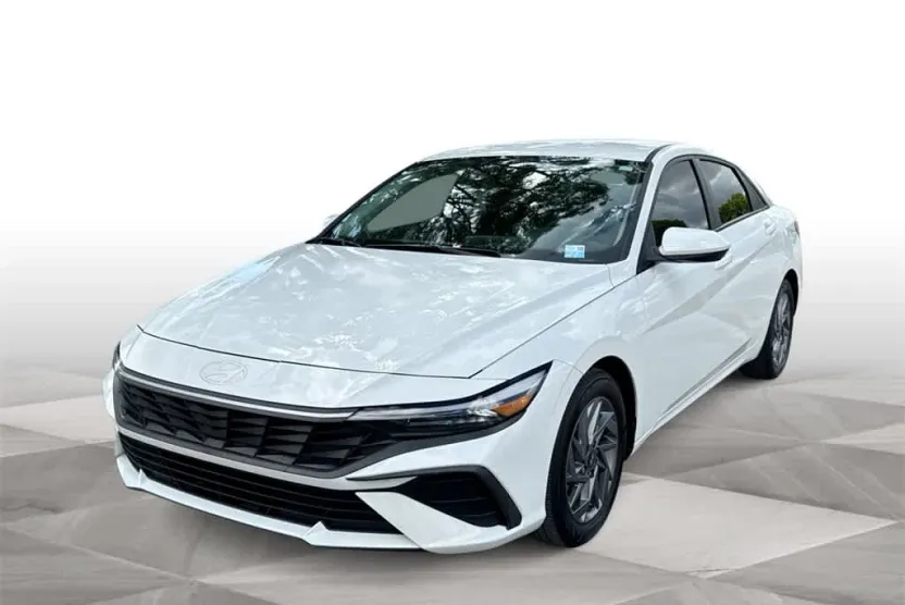 2024 Hyundai Elantra SEL photo 1