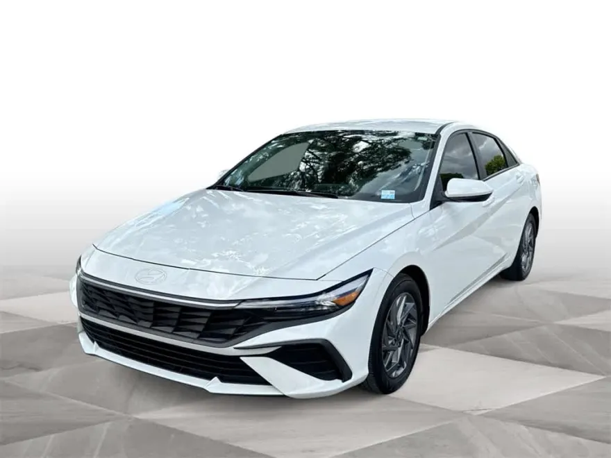 2024 Hyundai Elantra SEL photo 1
