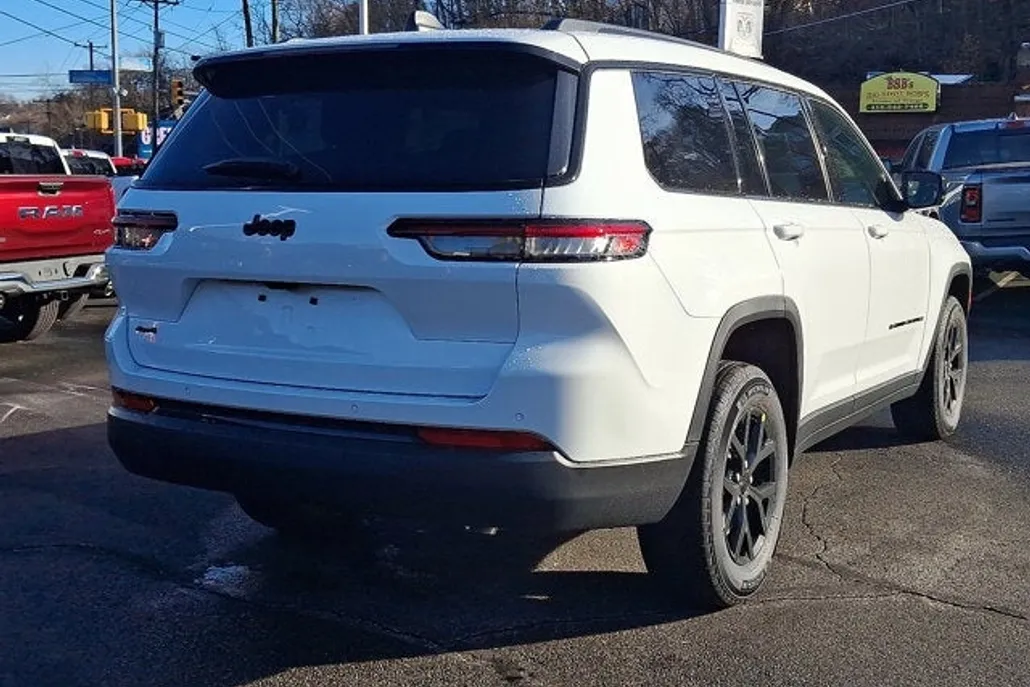 2025 Jeep Grand Cherokee Laredo Altitude photo 1