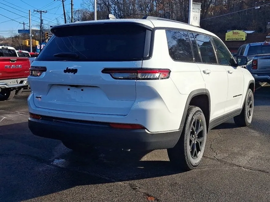 2025 Jeep Grand Cherokee Laredo Altitude photo 1