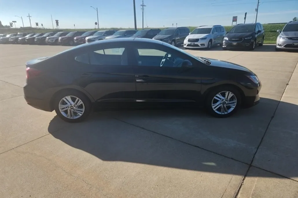 2020 Hyundai Elantra SEL photo 1