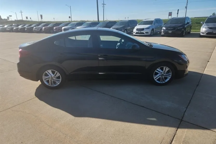 2020 Hyundai Elantra SEL photo 1