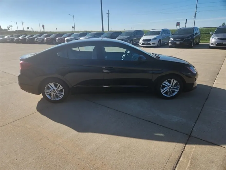 2020 Hyundai Elantra SEL photo 1