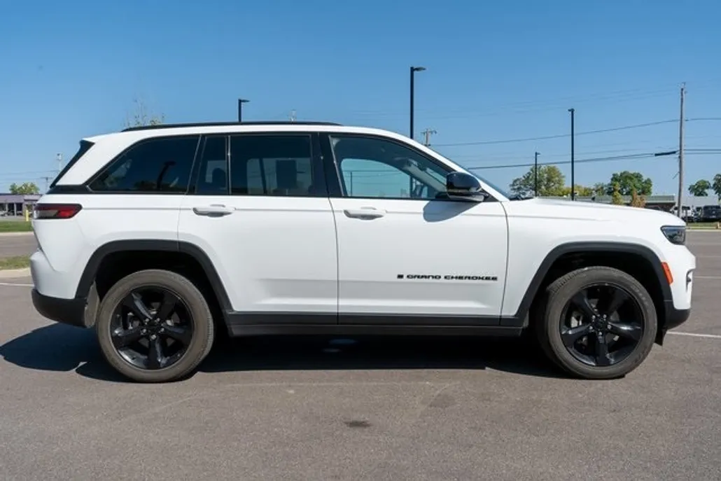 2023 Jeep Grand Cherokee Altitude photo 1