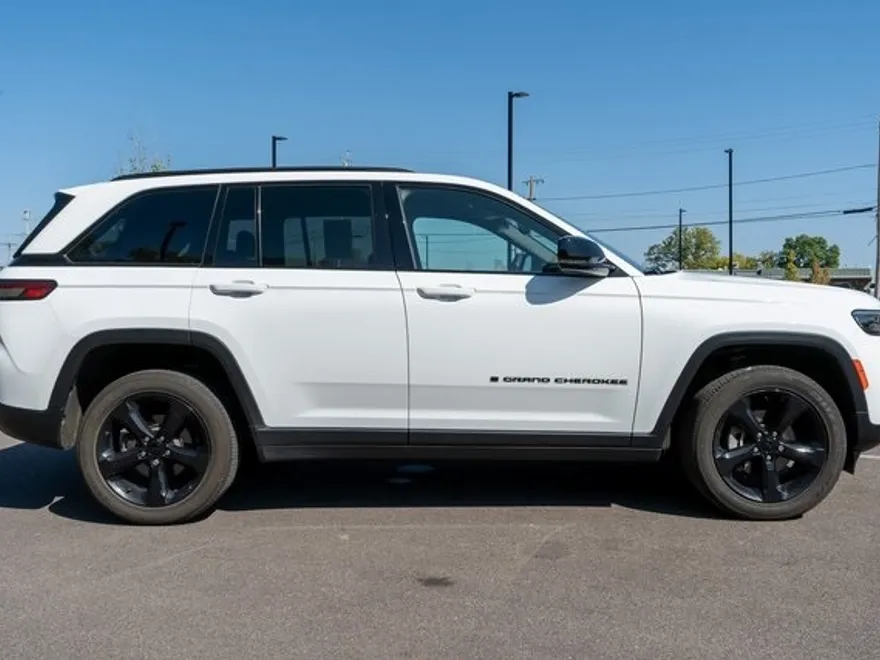 2023 Jeep Grand Cherokee Altitude photo 1