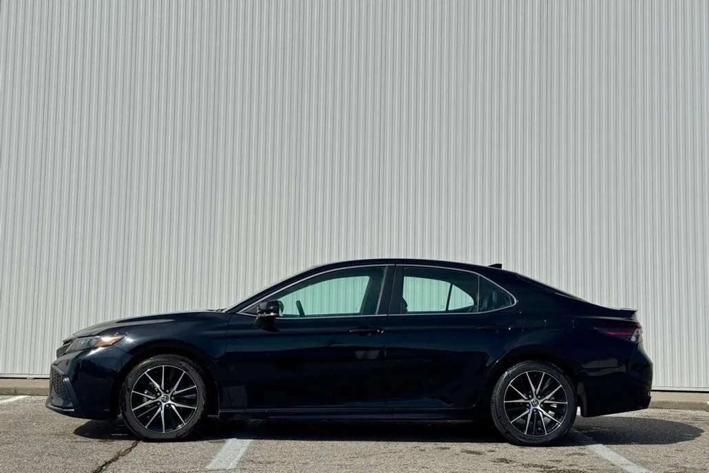 2023 Toyota Camry SE photo 1