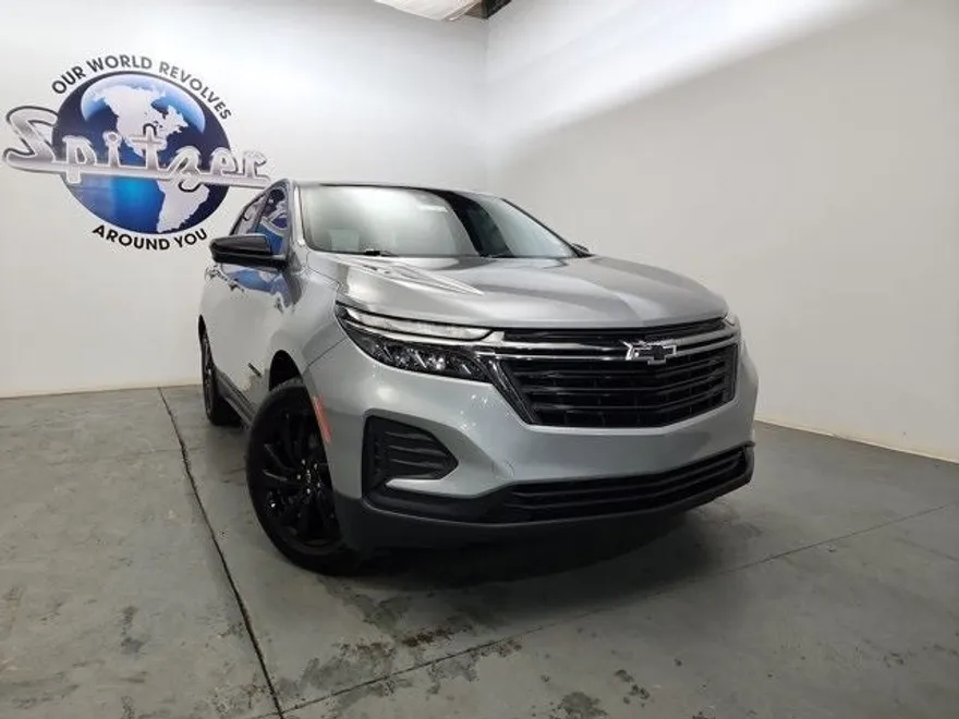 2023 Chevrolet Equinox LS photo 1