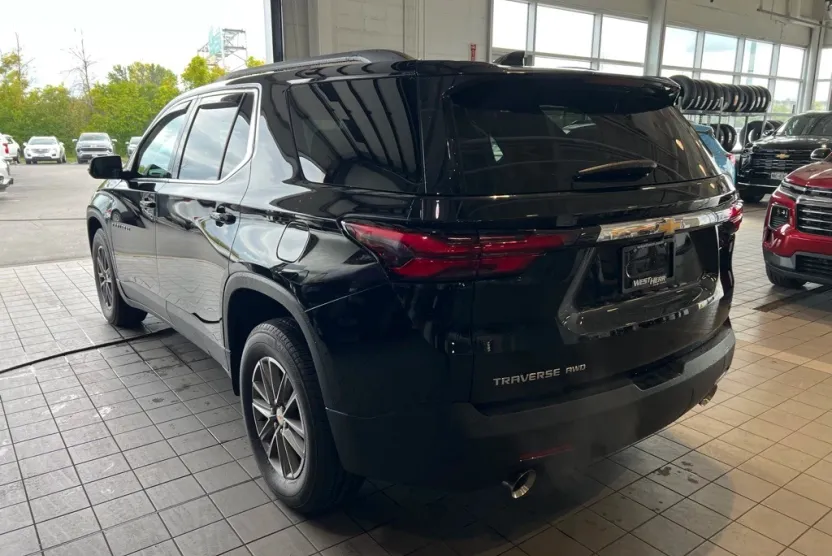 2023 Chevrolet Traverse Cloth 1LT photo 1