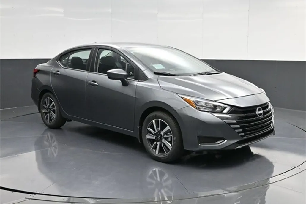 2025 Nissan Versa 1.6 SV photo 1
