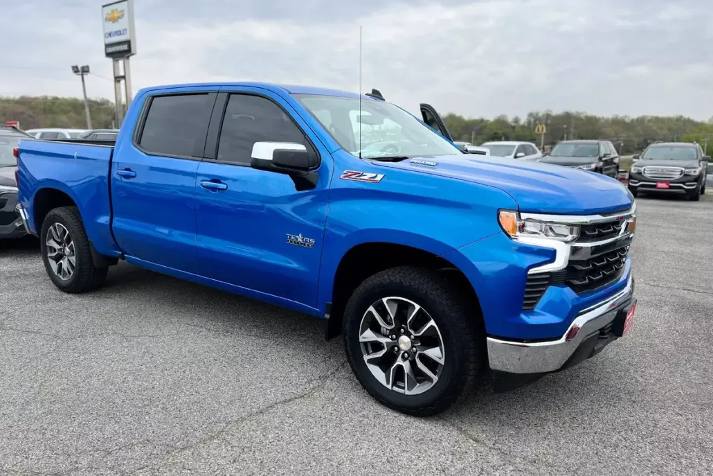 2025 Chevrolet Silverado 1500 LT photo 1