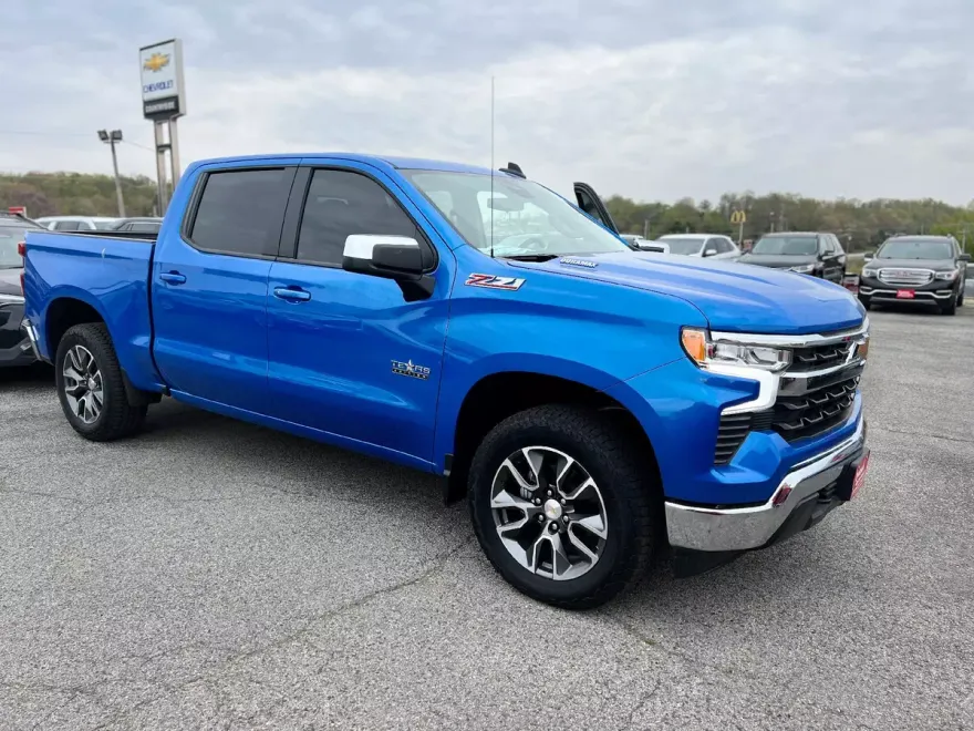 2025 Chevrolet Silverado 1500 LT photo 1