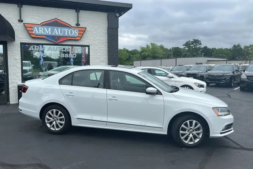 2017 Volkswagen Jetta 1.8T SEL photo 1