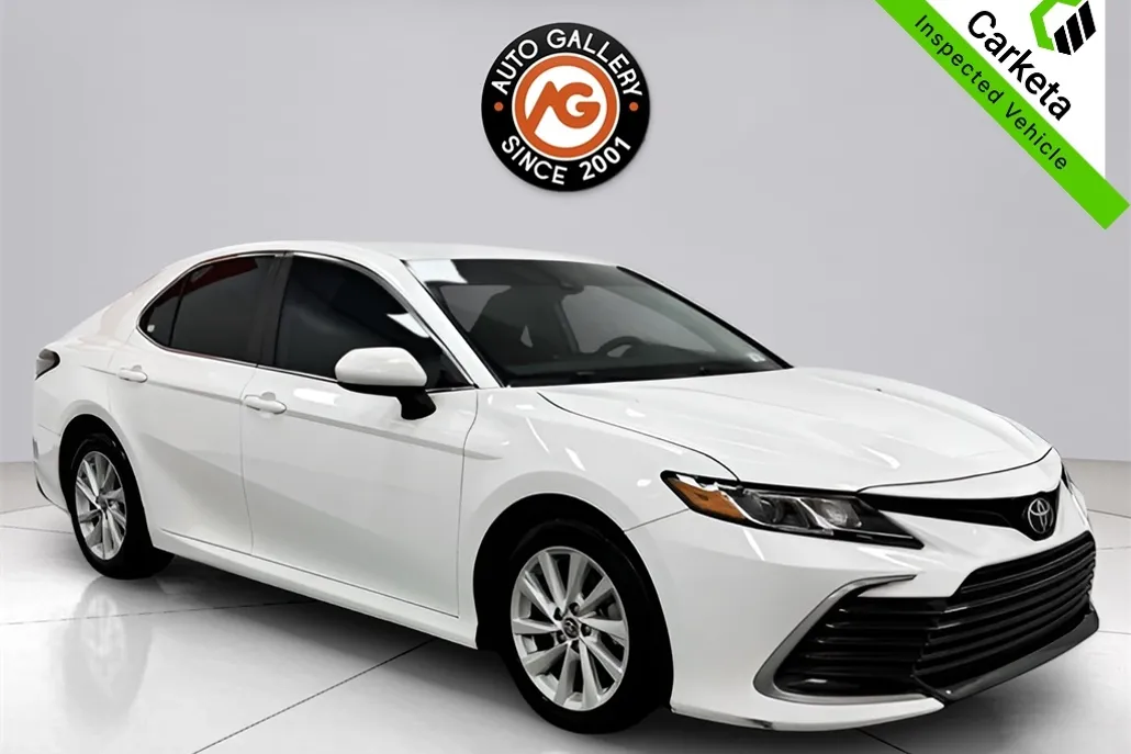 2022 Toyota Camry LE photo 1