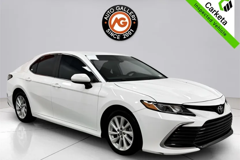 2022 Toyota Camry LE photo 1