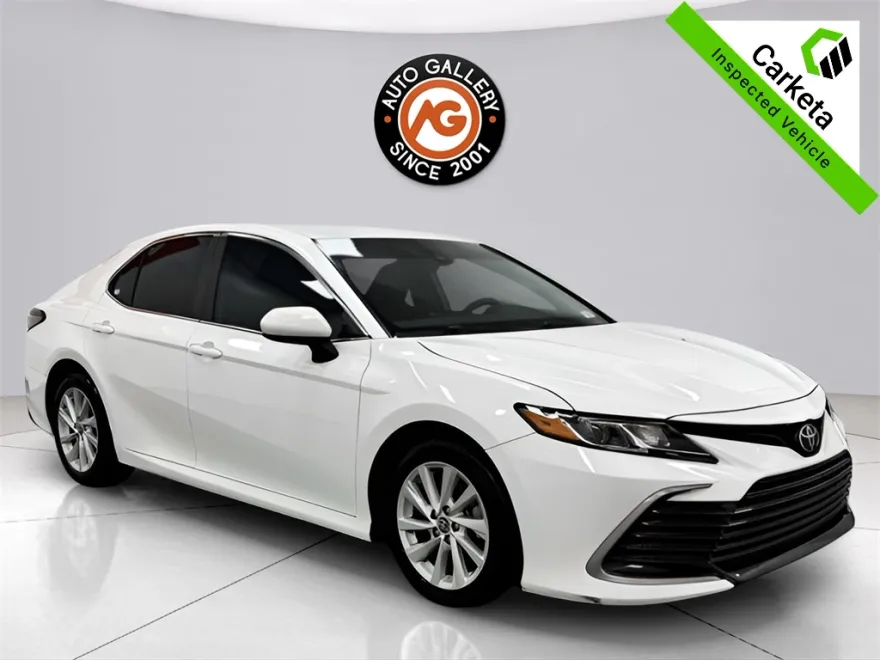 2022 Toyota Camry LE photo 1