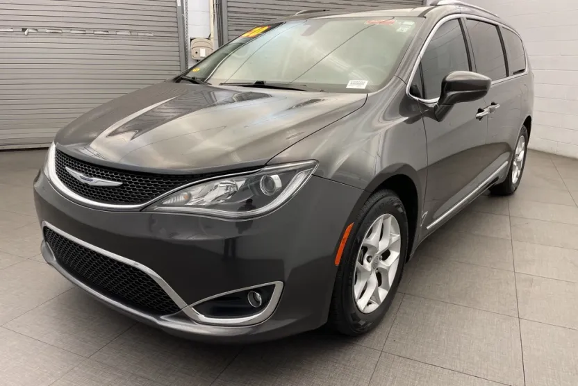 2020 Chrysler Pacifica Touring L photo 1