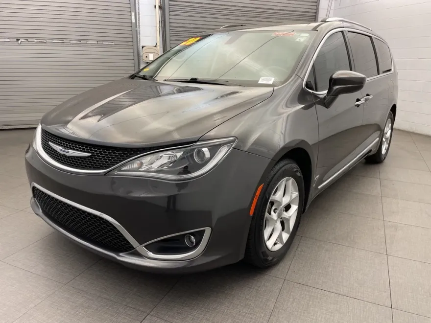 2020 Chrysler Pacifica Touring L photo 1