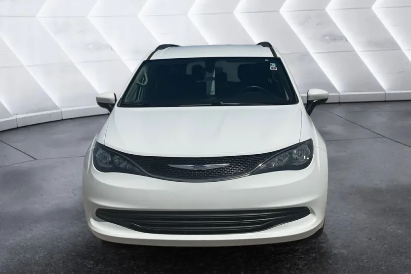 2020 Chrysler Voyager LXi photo 1