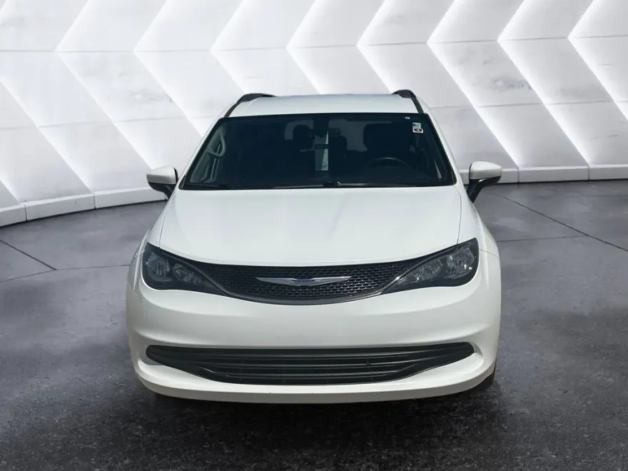 2020 Chrysler Voyager LXi photo 1