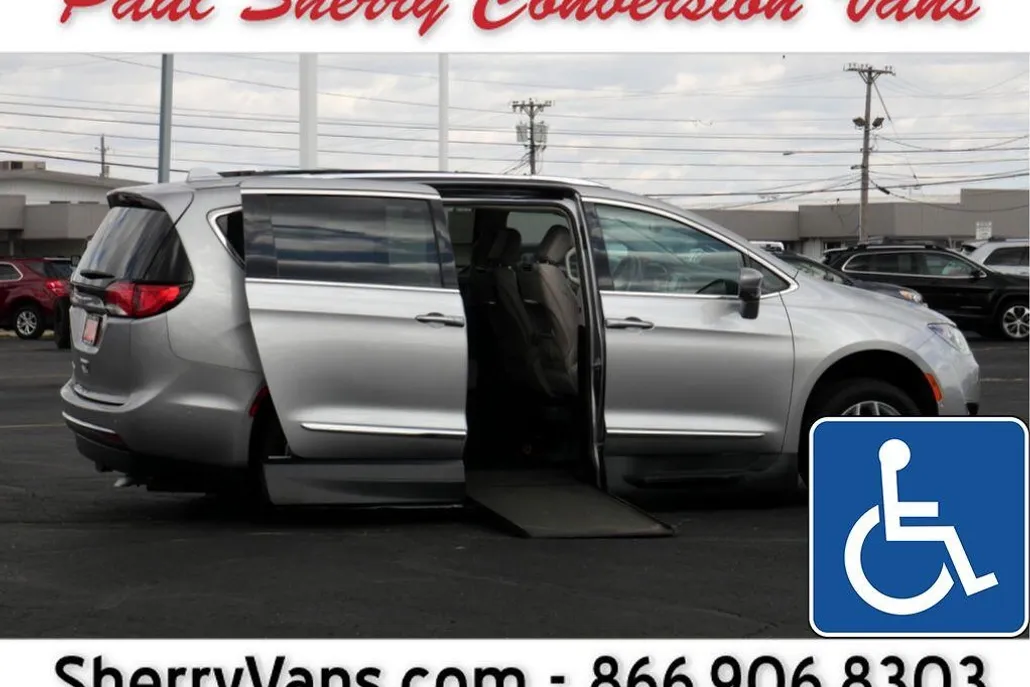 2017 Chrysler Pacifica Touring Plus photo 1