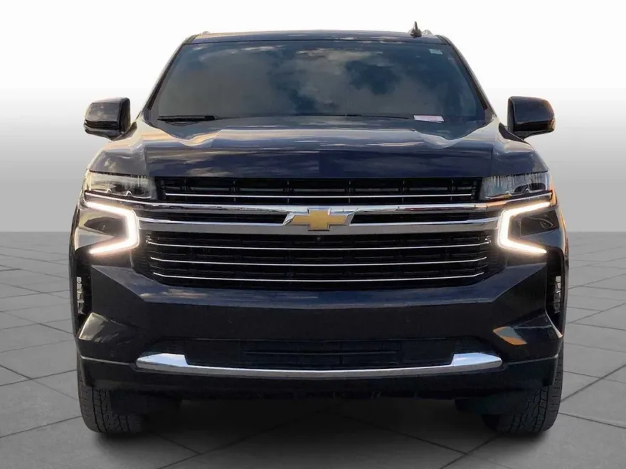 2022 Chevrolet Suburban LT photo 1