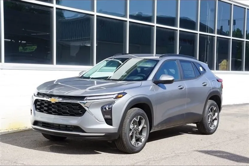 2025 Chevrolet Trax LT photo 1