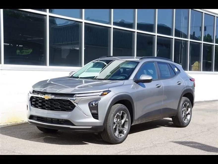 2025 Chevrolet Trax LT photo 1