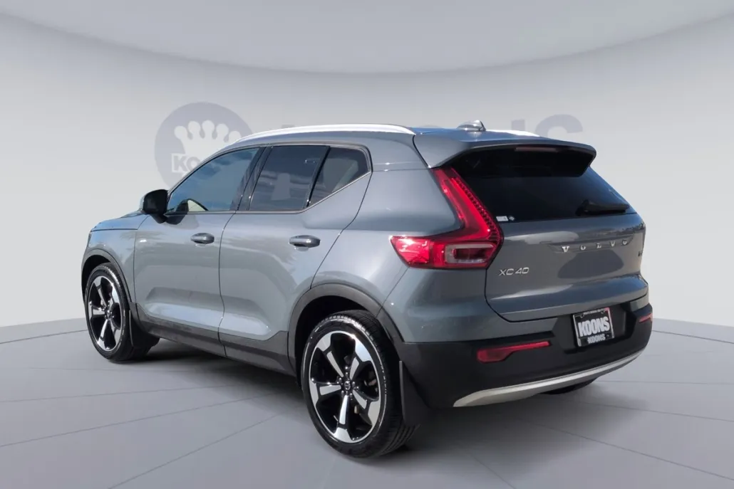 2021 Volvo XC40 Momentum photo 1