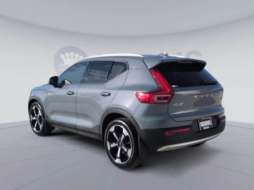2021 Volvo XC40 Momentum photo 1