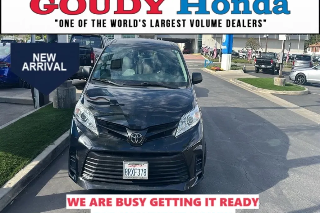 2020 Toyota Sienna L photo 1