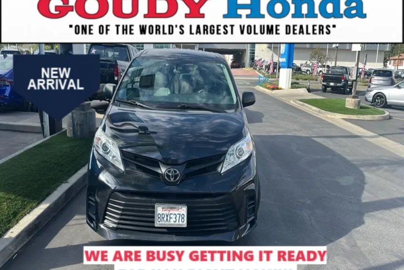 2020 Toyota Sienna L photo 1