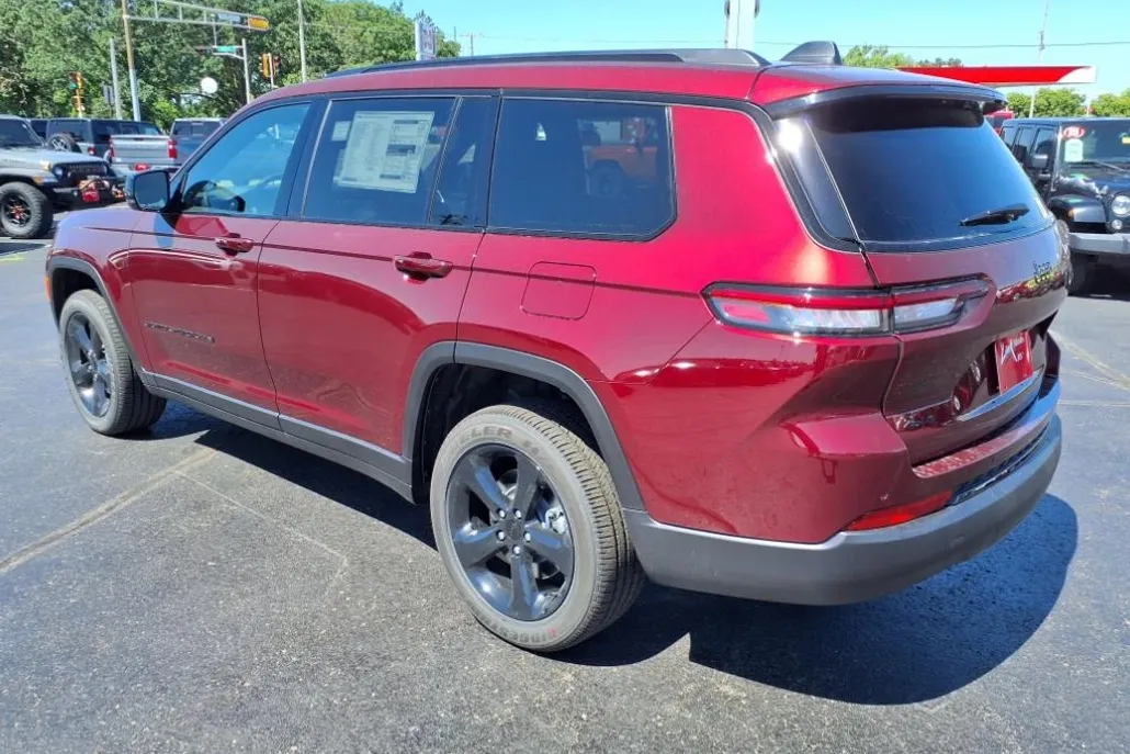 2025 Jeep Grand Cherokee Altitude photo 1