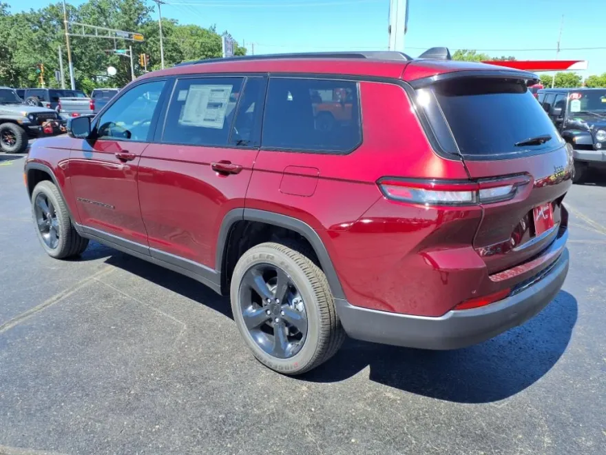 2025 Jeep Grand Cherokee Altitude photo 1