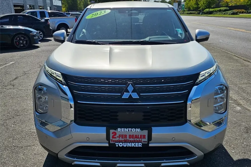 2023 Mitsubishi Outlander SE photo 1