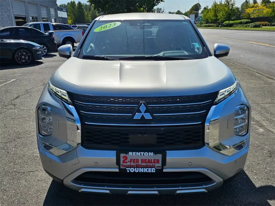 2023 Mitsubishi Outlander SE photo 1
