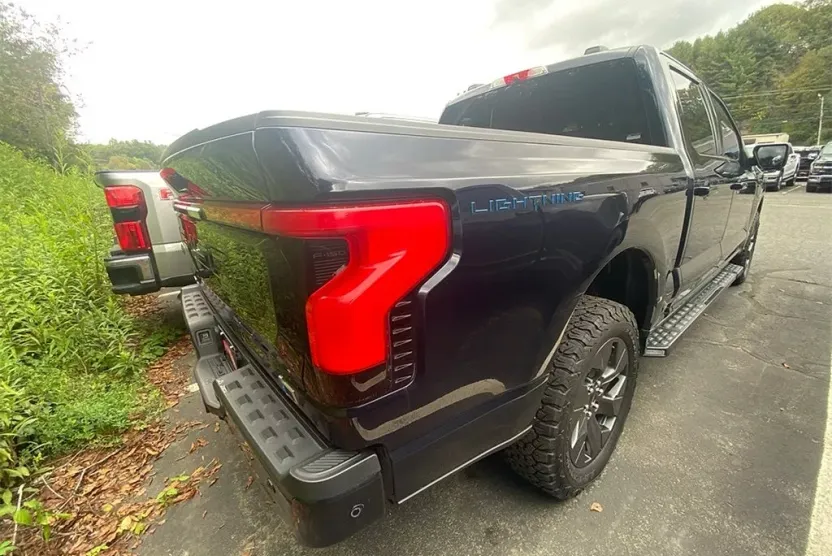 2022 Ford F-150 Lightning Lariat photo 1